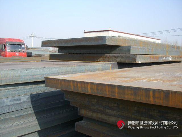 “這是我們研發(fā)的又一個(gè)國(guó)內(nèi)首發(fā)產(chǎn)品——174mm的高端特厚鉻鉬鋼板，一共11塊，將替代進(jìn)口，獨(dú)家應(yīng)用于江蘇某重點(diǎn)技改項(xiàng)目核心裝置——氨合成反應(yīng)器的制造！”9月5日，在河鋼集團(tuán)舞鋼公司產(chǎn)線上，看著一批鋼板即將裝車(chē)發(fā)往客戶，科技部研發(fā)人員李某某一臉自豪。  該產(chǎn)品的各項(xiàng)要求在此類(lèi)鋼板中堪稱“史上最嚴(yán)”。由于該項(xiàng)目中的氨合成反應(yīng)器需要在高溫、高壓及氫腐蝕等極端條件下使用，對(duì)所需鋼鐵材料有著極為嚴(yán)苛的要求，對(duì)該類(lèi)鋼板的生產(chǎn)研發(fā)來(lái)說(shuō)堪稱“史上最嚴(yán)”。舞鋼公司在客戶項(xiàng)目設(shè)計(jì)的前期，就積極充分發(fā)揮技術(shù)優(yōu)勢(shì)，結(jié)合針對(duì)該項(xiàng)目所量身打造的科研攻關(guān)團(tuán)隊(duì)，與用戶深入對(duì)接，為其設(shè)計(jì)滿足該項(xiàng)目個(gè)性化需求的高端特厚鋼板。在研發(fā)過(guò)程中，針對(duì)鋼板的模擬焊后熱處理工藝溫度及檢驗(yàn)技術(shù)難度在該厚度范圍為行業(yè)最嚴(yán)、居國(guó)際領(lǐng)先水平的客觀實(shí)際，舞鋼公司加大技術(shù)創(chuàng)新力度，創(chuàng)新設(shè)計(jì)軋制、熱處理工藝，一舉攻克了高溫長(zhǎng)時(shí)模擬焊后特厚鋼板全厚度界面低溫沖擊功參數(shù)較差的行業(yè)共性技術(shù)難題，并全流程嚴(yán)格把控工藝技術(shù)質(zhì)量管理，最終打造出探傷合格率和性能合格率均為100%且極具舞鋼特色的高端特厚鉻鉬鋼板，產(chǎn)品各項(xiàng)技術(shù)指標(biāo)處于國(guó)際領(lǐng)先水平，贏得了客戶稱贊。
