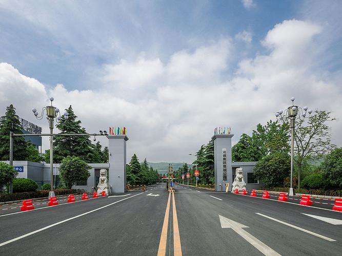 河鋼集團舞陽鋼鐵公司是我國寬厚鋼板生產科研基地。擁有4100mm+4100mm和4200mm+4300mm兩條技術先進的雙機架寬厚鋼板生產線，配套有國內寬厚板行業(yè)優(yōu)勢明顯的鋼錠模鑄線及鋼板熱處理設施，具有雄厚的研發(fā)制造實力。具有年產鋼500萬噸、寬厚鋼板360萬噸、銷售收入200億元的綜合實力。