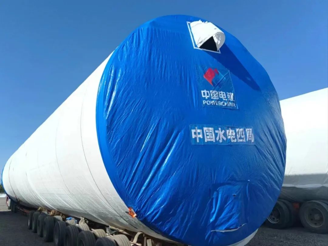 河鋼集團(tuán)舞鋼生產(chǎn)的一批高端風(fēng)電項(xiàng)目用鋼板如期發(fā)往客戶，將用于新彊吐魯番市重點(diǎn)能源項(xiàng)目——廣東能源托克遜縣100萬千瓦風(fēng)電項(xiàng)目的風(fēng)電塔筒制造。目前，舞鋼已累計(jì)向該項(xiàng)目供應(yīng)高端風(fēng)電項(xiàng)目用鋼板近2萬噸。 在供貨過程中，舞鋼強(qiáng)化項(xiàng)目跟蹤和技術(shù)營銷，針對(duì)該項(xiàng)目設(shè)計(jì)和建設(shè)所需，為用戶設(shè)計(jì)從生產(chǎn)到供貨以及后期服務(wù)的一攬子解決方案。在生產(chǎn)過程中，舞鋼根據(jù)客戶所需，不斷推動(dòng)工藝和流程優(yōu)化，先后攻克冶煉和軋制環(huán)節(jié)的多個(gè)難題，滿足了客戶對(duì)鋼板表面質(zhì)量的特殊需求，并保證了按期高質(zhì)量交付。 廣東能源托克遜縣100萬千瓦風(fēng)電項(xiàng)目（一期50萬千瓦）位于新疆維吾爾自治區(qū)吐魯番市托克遜縣，屬于小草湖風(fēng)區(qū)。風(fēng)電場距離托克遜縣僅14公里，距烏魯木齊市約130公里。海拔集中在45至125米，場地開闊，地形較平坦，地勢東南部低、西北部高。本工程擬安裝50臺(tái)風(fēng)力發(fā)電機(jī)組，機(jī)組塔高126.1米，總工程量約26000噸，是新疆首個(gè)直徑超過6米的單機(jī)容量達(dá)10兆瓦的非分片式風(fēng)電塔筒。  此項(xiàng)目為新建工程，地處新疆傳統(tǒng)九大風(fēng)區(qū)之一的吐魯番西部風(fēng)區(qū)核心位置，擁有得天獨(dú)厚的自然資源，與吐魯番市、烏魯木齊兩大用電負(fù)荷中心接壤，具備天然的負(fù)荷消納優(yōu)勢。項(xiàng)目投產(chǎn)后，年上網(wǎng)電量約23億千瓦時(shí)，可節(jié)約標(biāo)準(zhǔn)煤約70萬噸，每年可減少二氧化碳排放233萬噸，將具有良好的經(jīng)濟(jì)效益和生態(tài)效益。  百萬千瓦級(jí)風(fēng)電項(xiàng)目的開工建設(shè)，標(biāo)志著吐魯番市在打造千萬千瓦級(jí)大型清潔能源基地的征程上又邁出了跨越式的一步，將有力推動(dòng)吐魯番綠色新能源產(chǎn)業(yè)進(jìn)入發(fā)展新時(shí)期，為建設(shè)全疆經(jīng)濟(jì)高質(zhì)量發(fā)展示范區(qū)提供新的、強(qiáng)有力的支撐。