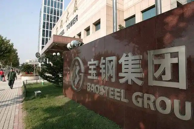 鋼鐵行業(yè)是全球工業(yè)體系中的重要支柱之一,其產(chǎn)品廣泛應(yīng)用于基礎(chǔ)設(shè)施建設(shè)、機(jī)械制造、汽車(chē)工業(yè)等領(lǐng)域。隨著全球工業(yè)化進(jìn)程的不斷深入,鋼鐵行業(yè)呈現(xiàn)出國(guó)際化競(jìng)爭(zhēng)格局。在眾多鋼鐵制造企業(yè)中,有6家公司以其出色的經(jīng)營(yíng)業(yè)績(jī)和強(qiáng)大的市場(chǎng)地位脫穎而出,成為了世界鋼鐵制造業(yè)的領(lǐng)軍企業(yè)。  第一，是總部位于中國(guó)的寶鋼集團(tuán)。寶鋼集團(tuán)創(chuàng)立于1992年,作為中國(guó)最大的鋼鐵生產(chǎn)企業(yè),其年產(chǎn)鋼鐵超過(guò)1億噸,在全球鋼鐵企業(yè)中居首位。寶鋼集團(tuán)擁有先進(jìn)的煉鋼技術(shù)和完善的產(chǎn)業(yè)鏈,產(chǎn)品涵蓋了碳鋼、合金鋼、不銹鋼等多個(gè)品類(lèi),廣泛應(yīng)用于汽車(chē)、家電、建筑等領(lǐng)域。在國(guó)內(nèi)市場(chǎng)上,寶鋼集團(tuán)占據(jù)主導(dǎo)地位,同時(shí)也積極拓展海外市場(chǎng),在全球范圍內(nèi)享有較高的品牌知名度。   第二，是同樣總部設(shè)在中國(guó)的武鋼集團(tuán)。武鋼集團(tuán)成立于1958年,是中國(guó)最早的鋼鐵生產(chǎn)企業(yè)之一,擁有悠久的歷史和豐富的生產(chǎn)經(jīng)驗(yàn)。該集團(tuán)主營(yíng)碳鋼和合金鋼的生產(chǎn),年產(chǎn)量超過(guò)5000萬(wàn)噸,位居全球第二。武鋼集團(tuán)不僅在國(guó)內(nèi)市場(chǎng)占有重要地位,同時(shí)也積極開(kāi)拓海外市場(chǎng),產(chǎn)品遠(yuǎn)銷(xiāo)歐洲、東南亞等地區(qū)。近年來(lái),武鋼集團(tuán)通過(guò)并購(gòu)重組等方式不斷擴(kuò)大產(chǎn)能,提升了其在全球鋼鐵行業(yè)的影響力。   第三，是總部位于印度的塔塔鋼鐵公司。塔塔鋼鐵公司成立于1907年,是全球歷史最悠久的鋼鐵制造企業(yè)之一。該公司年產(chǎn)鋼鐵超過(guò)1800萬(wàn)噸,產(chǎn)品涵蓋了碳鋼、合金鋼、不銹鋼等種類(lèi),廣泛應(yīng)用于汽車(chē)、基礎(chǔ)設(shè)施、機(jī)械制造等領(lǐng)域。憑借雄厚的技術(shù)實(shí)力和優(yōu)秀的管理團(tuán)隊(duì),塔塔鋼鐵公司在全球鋼鐵市場(chǎng)上占據(jù)了重要地位,在發(fā)展中國(guó)家市場(chǎng)尤其具有優(yōu)勢(shì)。   第四，是總部位于日本的新日鐵住金株式會(huì)社。新日鐵住金株式會(huì)社是日本最大的鋼鐵制造企業(yè),年產(chǎn)鋼鐵約4500萬(wàn)噸,位居全球第四。該公司擁有業(yè)內(nèi)領(lǐng)先的技術(shù)水平,在煉鋼、軋鋼等工藝上均有很強(qiáng)的競(jìng)爭(zhēng)力。同時(shí),新日鐵住金還積極推動(dòng)產(chǎn)品創(chuàng)新,開(kāi)發(fā)出多種高性能鋼材,廣泛應(yīng)用于汽車(chē)制造、電子電器等行業(yè)。憑借雄厚的技術(shù)實(shí)力和優(yōu)質(zhì)的產(chǎn)品,新日鐵住金在日本國(guó)內(nèi)以及東亞地區(qū)市場(chǎng)占據(jù)主導(dǎo)地位。   第五,是總部位于韓國(guó)的POSCO。POSCO創(chuàng)立于1968年,是韓國(guó)最大的鋼鐵制造企業(yè),年產(chǎn)鋼鐵約4000萬(wàn)噸。POSCO在煉鋼技術(shù)、產(chǎn)品研發(fā)等方面均處于業(yè)內(nèi)領(lǐng)先水平,旗下?lián)碛卸嗉液Ｍ庾庸?業(yè)務(wù)覆蓋全球主要市場(chǎng)。近年來(lái),POSCO不斷優(yōu)化產(chǎn)品結(jié)構(gòu),提升高附加值鋼材的占比,在汽車(chē)制造、電子等領(lǐng)域具有較強(qiáng)的市場(chǎng)競(jìng)爭(zhēng)力。憑借優(yōu)秀的經(jīng)營(yíng)業(yè)績(jī)和穩(wěn)健的財(cái)務(wù)狀況,POSCO在全球鋼鐵行業(yè)中占據(jù)重要地位。   第六,是總部位于美國(guó)的美國(guó)鋼鐵公司。美國(guó)鋼鐵公司創(chuàng)立于1901年,是美國(guó)最大的鋼鐵制造企業(yè),年產(chǎn)鋼鐵約1600萬(wàn)噸。該公司在碳鋼、不銹鋼等品類(lèi)的生產(chǎn)上均具有較強(qiáng)的技術(shù)實(shí)力,產(chǎn)品廣泛應(yīng)用于汽車(chē)制造、基礎(chǔ)設(shè)施建設(shè)等領(lǐng)域。近年來(lái),美國(guó)鋼鐵公司通過(guò)資產(chǎn)重組和技術(shù)創(chuàng)新等措施,不斷提升自身競(jìng)爭(zhēng)力,在北美市場(chǎng)保持領(lǐng)先地位。   舉報(bào)/反饋