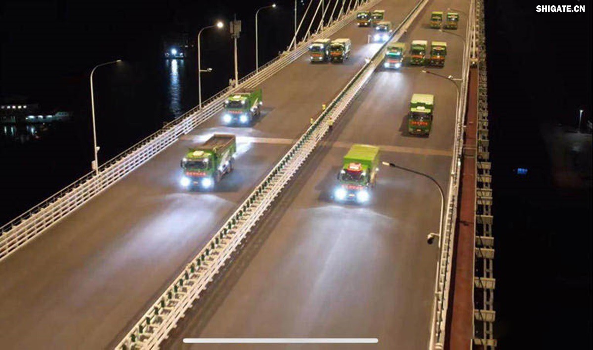 6月16日22時，世界最大跨度斜拉橋——常泰長江大橋燈火通明，車聲轟鳴，一場通車前的“極限挑戰(zhàn)”正緊張進行。30輛總重達1200噸的四軸加載車，分批列隊駛上橋面預先劃定的?？奎c，并由提前布置在橋梁各關(guān)鍵部位的869個傳感器開展實時監(jiān)測，采集測試數(shù)據(jù)。由此，大橋跨江公鐵合建段主橋橋梁荷載試驗全面啟動。    AA1GQ79M.jpg    這次荷載試驗覆蓋范圍具體包括1座主跨1208米斜拉橋、2座主跨388米鋼桁拱專用航道橋、1座非通航道孔橋以及南北兩座引橋，共設計119個靜載工況和111個動載工況。其中，最大對稱靜力加載工況將動用110輛四軸加載車，總重達4400噸。試驗將持續(xù)一周，分五個階段進行。試驗首日在錄安洲非通航孔橋和常州側(cè)公鐵合建段引橋?qū)嵤? 常泰長江大橋是連通常州與泰興的跨江通道，是長江上首座集高速公路、城際鐵路和普通公路三種功能于一體的雙層復合型橋梁，計劃于今年年內(nèi)基本建成。它的上層為雙向六車道高速公路，下層為雙線城際鐵路和普通公路。如此復雜的結(jié)構(gòu)，如何確保它在未來百年服役中安全可靠？答案就藏在荷載試驗中。    AA1GQduQ.jpg    荷載試驗堪稱橋梁通車前的“綜合大考”，是確保橋梁安全運營的“體檢報告”。江蘇省交通工程建設局常泰長江大橋建設指揮部現(xiàn)場常務副指揮長夏鵬飛介紹，“荷載試驗是檢測橋梁結(jié)構(gòu)安全和承載能力的重要手段，通過科學的加載測試和數(shù)據(jù)采集分析，驗證實際成橋狀態(tài)與理論設計的鍥合度，確保常泰長江大橋運營安全?！笨紤]到大橋主體采用鋼結(jié)構(gòu)和鋼-混凝土組合結(jié)構(gòu)，為最大限度減少晝夜溫差對測試數(shù)據(jù)的影響，所有試驗均安排在夜間實施。  通過一系列科學嚴謹?shù)暮奢d測試，這座世界級多功能大橋的實際性能將得到充分檢驗，為常泰長江大橋后續(xù)安全通車運營提供至關(guān)重要的數(shù)據(jù)支撐。
