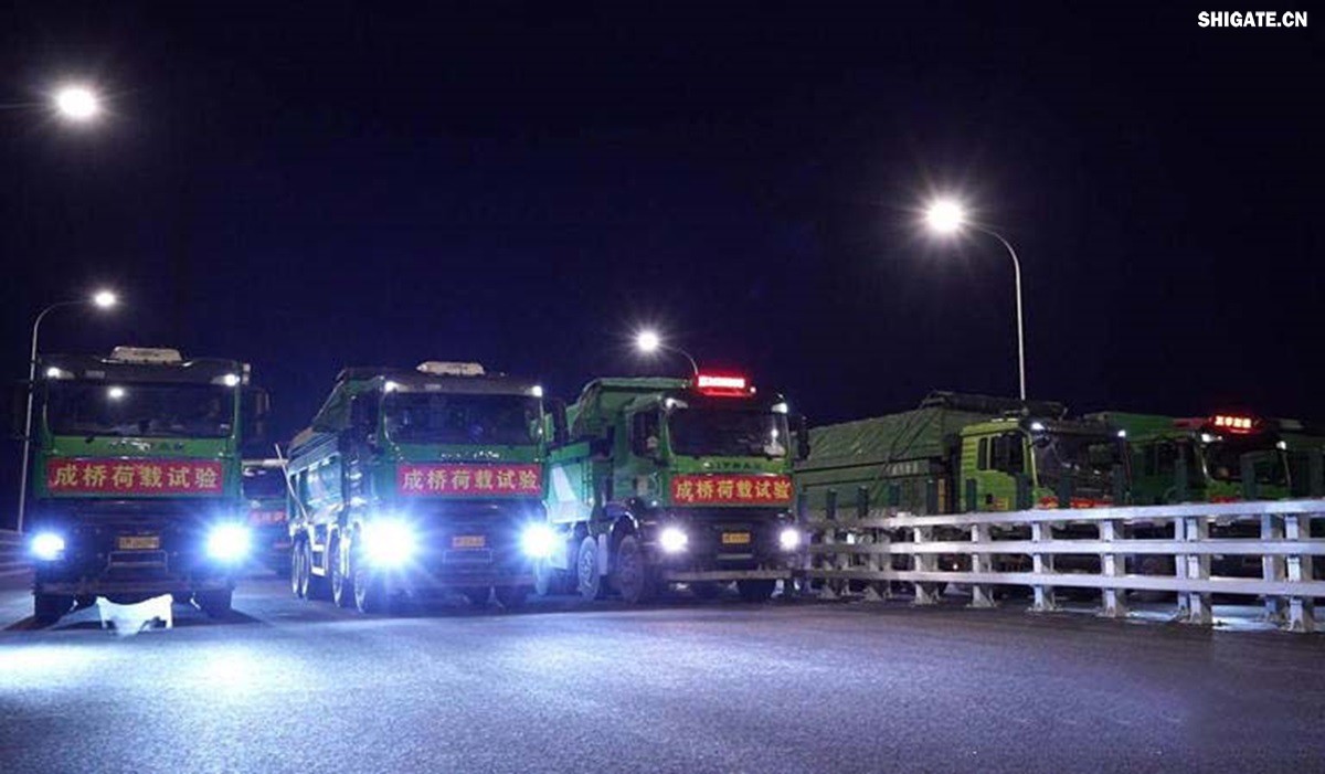 6月16日22時，世界最大跨度斜拉橋——常泰長江大橋燈火通明，車聲轟鳴，一場通車前的“極限挑戰(zhàn)”正緊張進行。30輛總重達1200噸的四軸加載車，分批列隊駛上橋面預先劃定的?？奎c，并由提前布置在橋梁各關(guān)鍵部位的869個傳感器開展實時監(jiān)測，采集測試數(shù)據(jù)。由此，大橋跨江公鐵合建段主橋橋梁荷載試驗全面啟動。    AA1GQ79M.jpg    這次荷載試驗覆蓋范圍具體包括1座主跨1208米斜拉橋、2座主跨388米鋼桁拱專用航道橋、1座非通航道孔橋以及南北兩座引橋，共設計119個靜載工況和111個動載工況。其中，最大對稱靜力加載工況將動用110輛四軸加載車，總重達4400噸。試驗將持續(xù)一周，分五個階段進行。試驗首日在錄安洲非通航孔橋和常州側(cè)公鐵合建段引橋?qū)嵤? 常泰長江大橋是連通常州與泰興的跨江通道，是長江上首座集高速公路、城際鐵路和普通公路三種功能于一體的雙層復合型橋梁，計劃于今年年內(nèi)基本建成。它的上層為雙向六車道高速公路，下層為雙線城際鐵路和普通公路。如此復雜的結(jié)構(gòu)，如何確保它在未來百年服役中安全可靠？答案就藏在荷載試驗中。    AA1GQduQ.jpg    荷載試驗堪稱橋梁通車前的“綜合大考”，是確保橋梁安全運營的“體檢報告”。江蘇省交通工程建設局常泰長江大橋建設指揮部現(xiàn)場常務副指揮長夏鵬飛介紹，“荷載試驗是檢測橋梁結(jié)構(gòu)安全和承載能力的重要手段，通過科學的加載測試和數(shù)據(jù)采集分析，驗證實際成橋狀態(tài)與理論設計的鍥合度，確保常泰長江大橋運營安全?！笨紤]到大橋主體采用鋼結(jié)構(gòu)和鋼-混凝土組合結(jié)構(gòu)，為最大限度減少晝夜溫差對測試數(shù)據(jù)的影響，所有試驗均安排在夜間實施。  通過一系列科學嚴謹?shù)暮奢d測試，這座世界級多功能大橋的實際性能將得到充分檢驗，為常泰長江大橋后續(xù)安全通車運營提供至關(guān)重要的數(shù)據(jù)支撐。