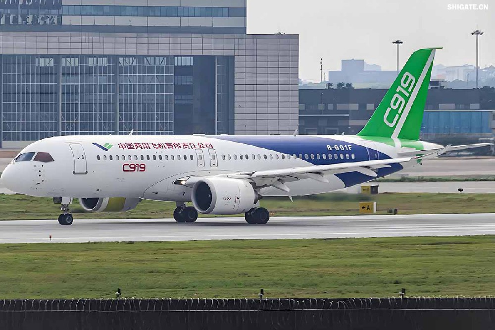 12月9日，國(guó)產(chǎn)大飛機(jī)C919的全球首家用戶東航，正式接收首架C919飛機(jī)，標(biāo)志著國(guó)產(chǎn)大飛機(jī)邁出市場(chǎng)運(yùn)營(yíng)的“第一步”，也標(biāo)志著中國(guó)民航運(yùn)輸市場(chǎng)首次擁有中國(guó)自主研發(fā)的噴氣式干線飛機(jī)。  消息傳來，河鋼集團(tuán)干部職工倍感振奮。因?yàn)?，?guó)產(chǎn)大飛機(jī)工程也凝聚了河鋼干部職工的心血和汗水，見證了河鋼人的獨(dú)特貢獻(xiàn)。河鋼自主研發(fā)的390mm大厚度調(diào)質(zhì)鋼20MnNiMo，填補(bǔ)國(guó)內(nèi)空白，用于大飛機(jī)項(xiàng)目的核心設(shè)備——世界最大的8萬噸級(jí)模鍛壓機(jī)制造，為國(guó)產(chǎn)大飛機(jī)提供堅(jiān)強(qiáng)的鋼鐵支撐。    建功大國(guó)重器  航空模鍛件是飛機(jī)的“鋼脊鐵翅”，需要大型的模鍛設(shè)備才能高質(zhì)量批量鍛制。在中國(guó)制造大型模鍛壓機(jī)之前，僅有美國(guó)、俄羅斯、法國(guó)3個(gè)國(guó)家有類似設(shè)備，最大鍛造等級(jí)為俄羅斯的7.5萬噸級(jí)。  2003年，我國(guó)啟動(dòng)重型模鍛壓機(jī)論證，組成專家隊(duì)伍開始研制世界最大的8萬噸級(jí)大型模鍛壓機(jī)。正是該項(xiàng)目的啟動(dòng)，讓河鋼與國(guó)產(chǎn)大飛機(jī)結(jié)下不解之緣。  制造模鍛壓機(jī)機(jī)架所用頂級(jí)鋼板——大厚度調(diào)質(zhì)鋼20MnNiMo，是該裝備中生產(chǎn)難度最大的鋼種，內(nèi)部致密度、純潔度、機(jī)械性能及平直度等各項(xiàng)標(biāo)準(zhǔn)要求極高，且由于鋼板大單重、大厚度，其表面質(zhì)量、性能合格率、探傷合格率極難保證，生產(chǎn)難度很大。此前，國(guó)內(nèi)沒有廠家能夠生產(chǎn)，國(guó)外進(jìn)口同類鋼板每噸價(jià)格高達(dá)8萬元。  “為國(guó)造好鋼，建功大國(guó)重器。助力大飛機(jī)制造，河鋼人義不容辭！”2009年2月，接到任務(wù)的河鋼集團(tuán)舞鋼公司（以下簡(jiǎn)稱舞鋼）立即組織技術(shù)人員開展專項(xiàng)攻關(guān)，先后解決了鋼板內(nèi)部金屬致密度純潔度、鋼板表面質(zhì)量、鋼板熱處理機(jī)械性能、鋼板平直度等多項(xiàng)重大技術(shù)難題。  經(jīng)過6個(gè)多月的攻堅(jiān)克難，2009年7月，總量為82塊、2348噸的390mm大厚度調(diào)質(zhì)鋼20MnNiMo全部生產(chǎn)完畢并成功交付。產(chǎn)品各項(xiàng)性能均超出國(guó)外同類產(chǎn)品標(biāo)準(zhǔn)，完全能夠滿足使用要求，價(jià)格卻遠(yuǎn)遠(yuǎn)低于同類進(jìn)口產(chǎn)品，鋼板全部高質(zhì)量按期交貨，獲得高度評(píng)價(jià)。  2013年4月，8萬噸級(jí)大型模鍛壓機(jī)建成投產(chǎn)。這臺(tái)總高42米、總重2.2萬噸的世界最大模鍛壓機(jī)，最大模鍛壓制力可達(dá)1000MN，壓機(jī)尺寸、整體質(zhì)量和最大單件重量均為世界之首，僅用3分半鐘便可制作一個(gè)飛機(jī)起落架，將我國(guó)高端重大裝備的制造能力托舉到國(guó)際頂級(jí)水平。  2015年11月2日，由8萬噸大型模鍛壓機(jī)生產(chǎn)出的首款新一代噴氣式干線客機(jī)C919，面向全球公開亮相，壓機(jī)尺寸、整體質(zhì)量和最大單件重量均為世界之首。    研發(fā)“爭(zhēng)氣鋼”  在河鋼人心中，為國(guó)產(chǎn)大飛機(jī)項(xiàng)目關(guān)鍵設(shè)備自主研發(fā)“爭(zhēng)氣鋼”，是一份舍我其誰的光榮和信任，更是一份為國(guó)爭(zhēng)光的使命和責(zé)任。秉持著這樣的認(rèn)識(shí)和定位，舞鋼技術(shù)人員充分發(fā)揮技術(shù)優(yōu)勢(shì)，通力協(xié)作、密切配合，圓滿完成390mm大厚度調(diào)質(zhì)鋼20MnNiMo研制任務(wù)。大厚度調(diào)質(zhì)鋼20MnNiMo的研發(fā)過程中，煉鋼過程是關(guān)鍵環(huán)節(jié)之一。“由于390毫米厚的大飛機(jī)用調(diào)質(zhì)鋼20MnNiMo要求內(nèi)部致密度、潔凈度、調(diào)質(zhì)后機(jī)械性能等各項(xiàng)標(biāo)準(zhǔn)都非常高，在一煉鋼環(huán)節(jié)，生產(chǎn)高品質(zhì)的合格電渣錠熔煉母材——優(yōu)質(zhì)20MnNiMo連鑄坯是基礎(chǔ)。”作為舞鋼電渣重熔技術(shù)的首批研發(fā)者、參與者、見證者，舞鋼一檔技術(shù)主管畢殿閣談及該鋼的研發(fā)記憶猶新，“在此之前，20MnNiMo鋼種從未在舞鋼一煉鋼1900mm連鑄機(jī)生產(chǎn)線上生產(chǎn)過。”  據(jù)畢殿閣介紹，由于高鎳高鉬連鑄坯易產(chǎn)生裂紋，生產(chǎn)困難不可想象。但大飛機(jī)項(xiàng)目作為國(guó)家一項(xiàng)重大項(xiàng)目，“建功大國(guó)重器”激發(fā)了職工們的榮耀感和使命感，舞鋼為此專門成立了攻關(guān)隊(duì)，并制定了一系列激勵(lì)措施，全力以赴挑戰(zhàn)極限，克服了一切不可預(yù)見的困難。  連鑄車間從控制澆注鋼水過熱度、調(diào)整鑄機(jī)二冷水參數(shù)、調(diào)整鑄機(jī)澆注拉速等，一項(xiàng)一項(xiàng)消除可能造成澆注失敗的不利因素，成功研發(fā)出了針對(duì)20MnNiMo鋼種的澆注工藝，并保證了鋼坯成功澆注。在電渣重熔環(huán)節(jié)，創(chuàng)新渣系的研究與開發(fā)以及熔速、冷卻制度，確保電渣爐的生產(chǎn)順行和電渣錠內(nèi)部質(zhì)量。  20MnNiMo鋼板軋制環(huán)節(jié)，更是困難重重，最大的難關(guān)莫過于鋼板表面質(zhì)量及板型軋制攻關(guān)。  今年50歲的“河鋼工匠”、舞鋼軋鋼首批高級(jí)作業(yè)師任亞強(qiáng)是當(dāng)時(shí)20MnNiMo軋制攻關(guān)團(tuán)隊(duì)的主操手?！爱?dāng)時(shí)是20MnNiMo鋼板的國(guó)內(nèi)首次生產(chǎn)，我們必須要精心操作、精準(zhǔn)控制，努力實(shí)現(xiàn)‘國(guó)內(nèi)首創(chuàng)’優(yōu)秀成果。”為此，任亞強(qiáng)連續(xù)半個(gè)月堅(jiān)守在崗位上，并通過自己的觀察、思考，提出在軋制中對(duì)留尾、展寬及道次壓下量進(jìn)行優(yōu)化，改善鋼板平直度，在終軋道次采用低速大壓下規(guī)程軋制的工藝改進(jìn)方案。方案實(shí)施后，攻克了該鋼表面不允許有任何缺陷，平直度不超過6mm/米的行業(yè)軋制技術(shù)難題，圓滿完成該鋼種的軋制任務(wù)。  “人隨鋼走”是研發(fā)團(tuán)隊(duì)成員、舞鋼科技部核電鋼研究所主管工程師張萌工作狀態(tài)的寫照。那段時(shí)間里，他日夜跟蹤生產(chǎn)，從煉鋼到軋鋼，采集記錄數(shù)據(jù)，為各環(huán)節(jié)的技術(shù)升級(jí)積淀原始依據(jù)。  為攻克該類大厚度鋼板內(nèi)部性能易波動(dòng)行業(yè)難題，他和同事輪流在生產(chǎn)現(xiàn)場(chǎng)熬夜，實(shí)在困了就趴在桌子邊打個(gè)盹兒。經(jīng)過反復(fù)研究、試驗(yàn)，他們最終找出了問題原因，根據(jù)試驗(yàn)數(shù)據(jù)三次對(duì)工藝進(jìn)行技術(shù)升級(jí)，得到了最優(yōu)工藝方案，也為后續(xù)其他品種電渣鋼的研發(fā)打下基礎(chǔ)。在鋼板熱處理工序，專門對(duì)一軋鋼的車底式爐進(jìn)行技術(shù)升級(jí)攻關(guān)，保證了390mm厚、5米多長(zhǎng)的鋼板熱處理冷卻后的性能穩(wěn)定；他們創(chuàng)新鋼板壓平工藝，攻克了鋼板的平直度難以控制的技術(shù)難題。  回憶那段難忘的研制經(jīng)歷，張萌動(dòng)情地說：“在熱處理環(huán)節(jié)，面對(duì)著數(shù)百度的輻射高溫，我們的職工們一只胳膊擋住被烤得生疼的臉，另一只胳膊湊近鋼板去放墊塊。正是經(jīng)受住這樣的‘烤’驗(yàn)，和精細(xì)到每一個(gè)環(huán)節(jié)的全方位過程控制，才讓我們收獲了來之不易的研發(fā)碩果。”    點(diǎn)亮河鋼品牌  390mm大厚度調(diào)質(zhì)鋼20MnNiMo的成功研制，為舞鋼積淀了豐厚的技術(shù)優(yōu)勢(shì)——“大飛機(jī)項(xiàng)目用390mm厚20MnNiMo鋼板的研制開發(fā)”技術(shù)成果榮獲中國(guó)鋼鐵工業(yè)協(xié)會(huì)、中國(guó)金屬學(xué)會(huì)和河北省冶金科學(xué)技術(shù)獎(jiǎng)；電渣重熔技術(shù)成為舞鋼當(dāng)前的“王牌技術(shù)”之一，電渣重熔水電鋼S500Q、S550Q最大厚度達(dá)到285mm厚度，在國(guó)內(nèi)獨(dú)占鰲頭；核電鋼Q345D國(guó)標(biāo)一級(jí)探傷要求380mm厚度規(guī)格品質(zhì)國(guó)內(nèi)首屈一指……以研發(fā)國(guó)家重大工程急需鋼材為己任，舞鋼在全面對(duì)接高端市場(chǎng)、服務(wù)國(guó)家重大工程中，實(shí)現(xiàn)了產(chǎn)品競(jìng)爭(zhēng)力的快速提升。  在航空航天用鋼領(lǐng)域，舞鋼為中國(guó)首次載人航天飛行及天宮一號(hào)、神舟九號(hào)和長(zhǎng)征二號(hào)F的研制配套做出了突出貢獻(xiàn)。同時(shí)，在水電、核電、石油化工煤化工、海洋工程、高層建筑、橋梁等用鋼諸多領(lǐng)域，均發(fā)揮了關(guān)鍵性作用。  舞鋼的產(chǎn)品創(chuàng)新研發(fā)，是河鋼持續(xù)推進(jìn)客戶結(jié)構(gòu)、產(chǎn)品結(jié)構(gòu)“兩個(gè)結(jié)構(gòu)優(yōu)化”的縮影。近年來，河鋼大力培育行業(yè)第一、唯一，加快在超高強(qiáng)汽車鋼、覆膜家電板、海工鋼等領(lǐng)域打造更多“單打冠軍”。  研制開發(fā)的船用LNG低溫奧氏體型高錳鋼、超厚加釩鉻鉬鋼板、特殊功能鋅鋁鎂涂層等30余個(gè)新產(chǎn)品填補(bǔ)國(guó)內(nèi)空白。核電用鋼、海洋工程用鋼、鍋爐及壓力容器用鋼、高強(qiáng)抗震鋼筋等產(chǎn)品國(guó)內(nèi)第一品牌優(yōu)勢(shì)更加凸顯……  如今，河鋼定制研發(fā)的一系列高端產(chǎn)品廣泛應(yīng)用于港珠澳大橋、“華龍一號(hào)”核電站、“天眼”工程、奧運(yùn)工程、國(guó)產(chǎn)大飛機(jī)、極地重載運(yùn)輸船、航空航天等系列重大科技和工程項(xiàng)目，在鑄就“大國(guó)重器”中彰顯了河鋼品牌的力量與擔(dān)當(dāng)。